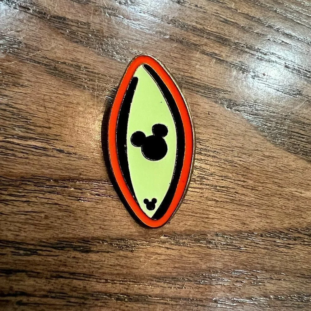 ๐ (4/$32) - RARE DISNEY 2010 Hidden Mickey Resorts Collection Pin: Caribbean - Picture 1 of 5